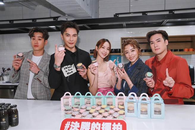 《決勝的揮拍》五虎將原本要一起看首播最後沒約成。（民視提供）