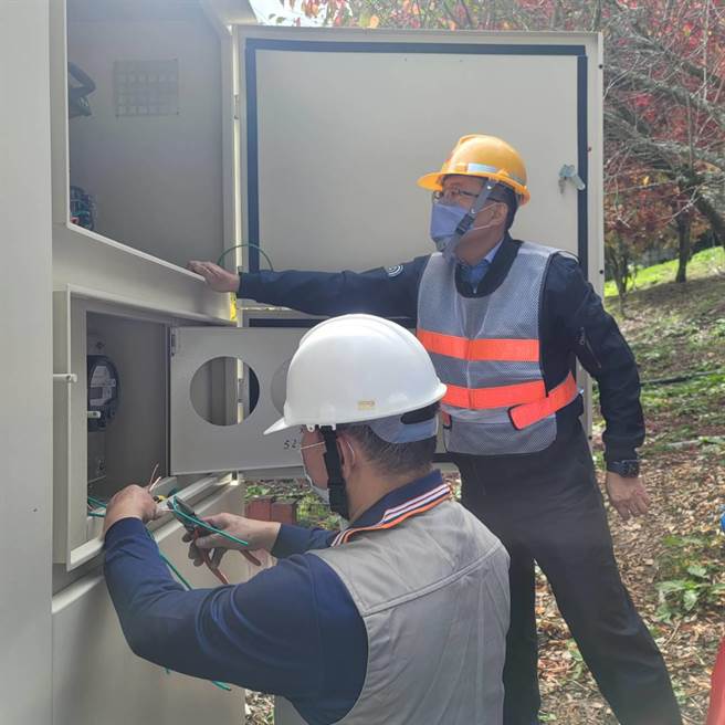 福寿山农场新建国民宾馆7日接表送电仪式，由台电台中处处长黄明舜（右）亲自操刀。（福寿山农场提供／陈淑娥台中传真）