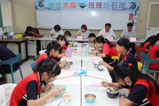 嘉义县长翁章梁与大同国小学生一起吃有清蒸石斑鱼的午餐。（嘉义县政府提供／廖素慧嘉县传真）