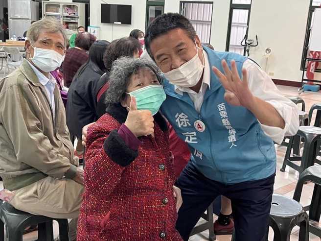 民进党苗栗县长候选人徐定祯（右）保证，他的政见绝对说得到、做得到。（图 / 取自徐定祯脸书）