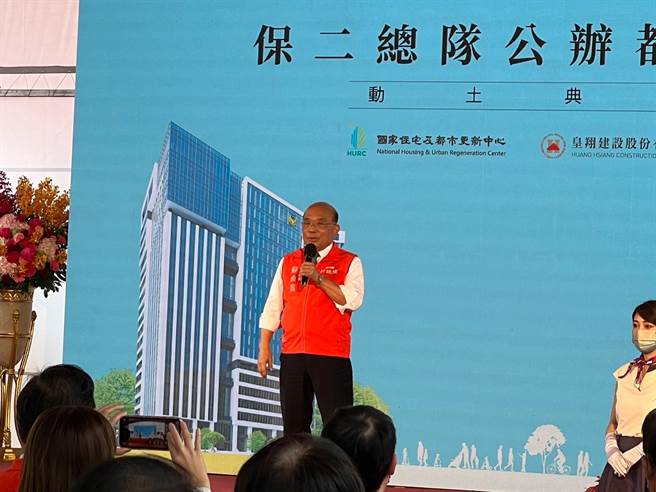 苏贞昌致词时吐槽，中央接下来要盖1万8000户社宅、新北只要建736户「不成比例」，新北市长侯友宜要多加油，让现场气氛一度尷尬。（李奇叡摄）