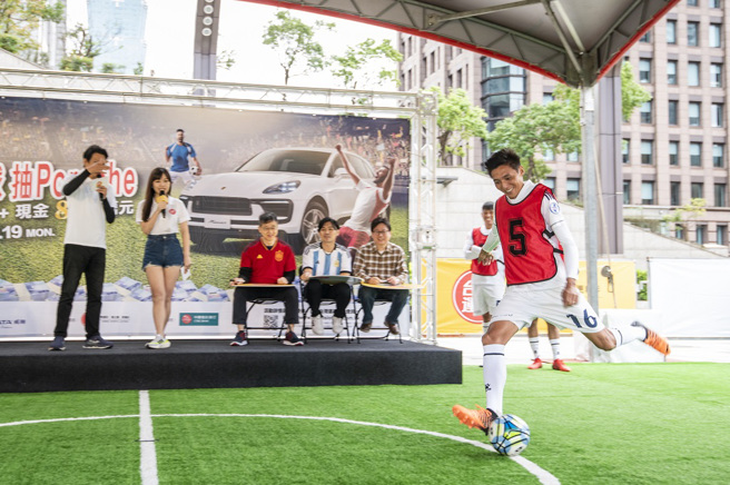 臺湾石虎现场进行射门比赛。(图/台湾运彩提供)