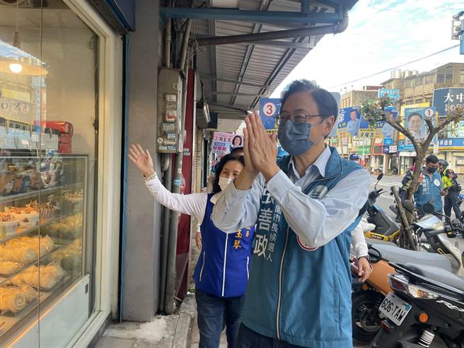 一位大约80岁在菜市场卖素麵的老太太告诉张善政团队的志工：「我活到80多岁，我很会看人，张善政不是一个会做坏事的人。」（资料照／吕筱蝉摄）