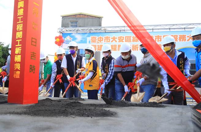 大安区综合性市民服务大楼今天举行开工动土，由市长卢秀燕主持。(陈世宗摄)