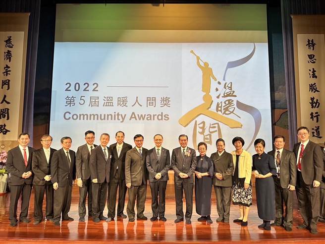 慈济慈善基金会副执行长何日生（右七）近年积极推动「善文明」，获耶稣基督后期圣徒教会「温暖人间奖」之「信仰力量奖」肯定。（慈济基金会提供／罗亦晽花莲传真）