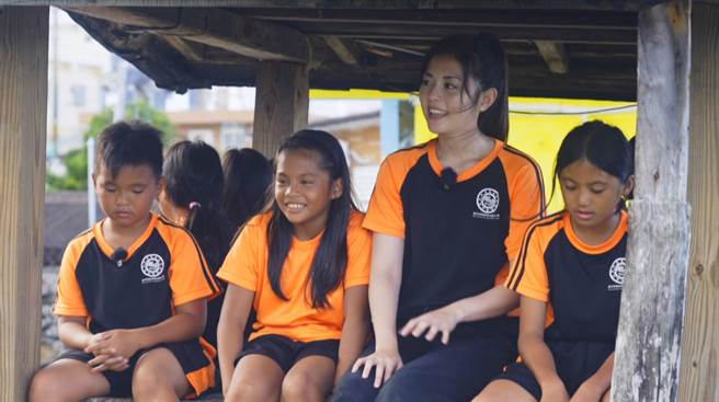 任容萱（右2）很开心融入小朋友们。（MyVideo提供）