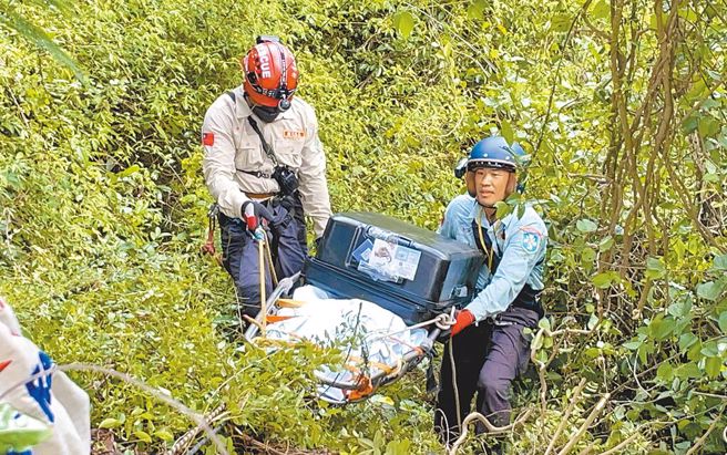 诈骗集团凌虐囚禁求职者还弃尸3人，警方6日寻获最后1具遗体（见图），35岁陈姓主嫌「茶董」否认犯罪，声称囚虐、弃尸全是2名小弟所为。（搜救单位）
