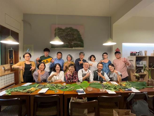 叶杏珍（后排右五）和台菜诗人林祺丰（前排右三）开发出６道在地美食。（文化局提供／李俊淇台南传真）