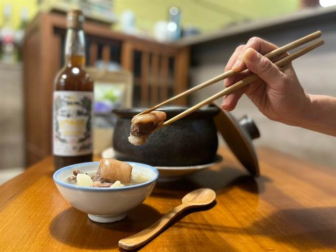 麻豆因牧草品质佳产出高品质羊肉，因此研发出「火汤一亩田」。（文化局提供／李俊淇台南传真）