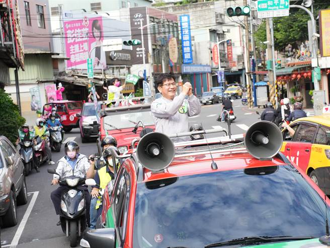 民進黨新北市長候選人林佳龍7日下午前往蘆洲帶領車隊掃街，同時也是他確診出關後第一場掃街活動。(黃敬文攝)