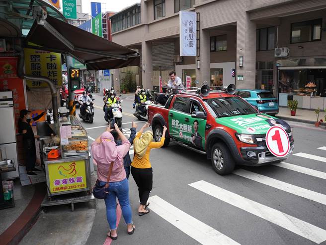 林佳龍跟民眾打招呼。(黃敬文攝)