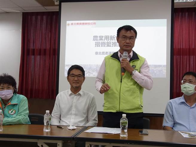 蔬果包材循环再利用，农委会主委陈吉仲（右二）到云林西螺果菜市场推广塑胶折迭篮。（张朝欣摄）