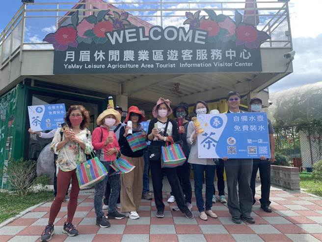 桃园大溪月眉休閒农业园区推奉茶服务鼓励游客自备水壶。(吕筱蝉摄)