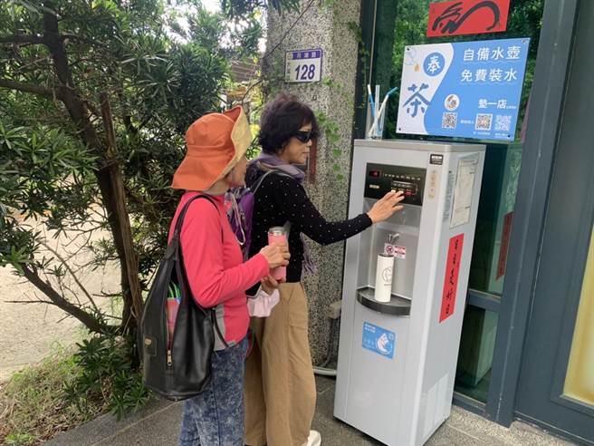 桃园大溪月眉休閒农业园区推奉茶服务鼓励游客自备水壶。(吕筱蝉摄)