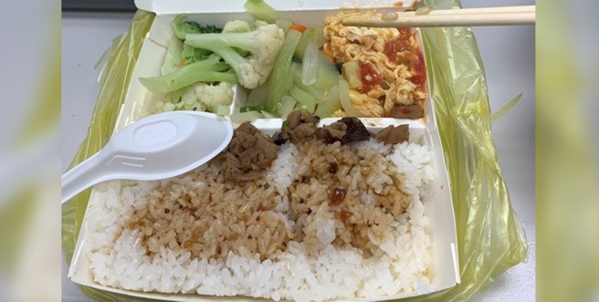 有雇主在网路上徵求便当厂商，想要订40元无主菜便当，还说是「外劳要吃的」；照片为示意图，非当事便当。（图／曾姓网友提供）