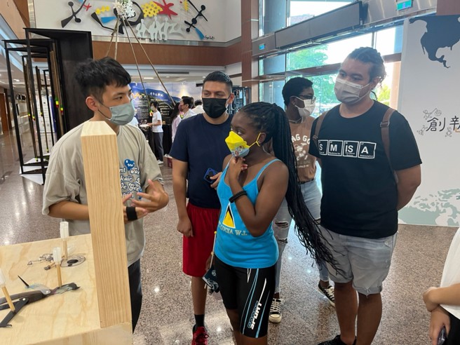 「创‧新偶」皮影文化艺术展，将传统皮影文化结合现代科技，吸引不少境外生前来了解，同时让不同国家的学子进一步认识臺湾传统文化。(照片/义守大学提供)