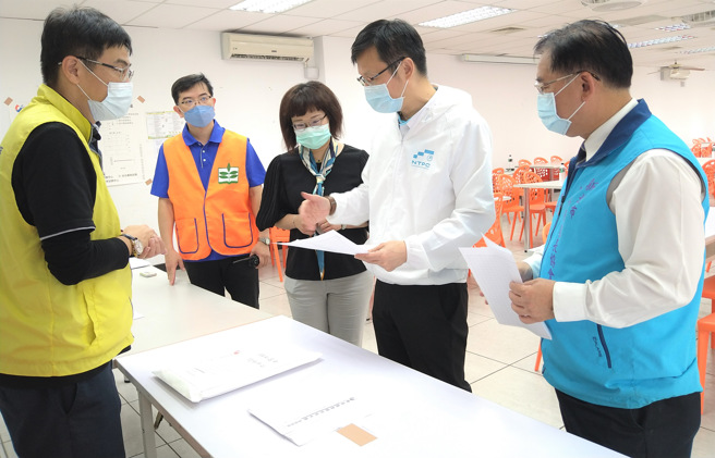 张明文视察试务中心。(照片/新北市教育局提供)