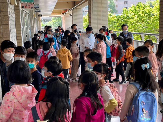 张明文为学生加油打气。(照片/新北市教育局提供)