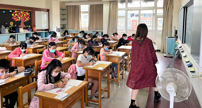 学生认真撰写作文。(照片/新北市教育局提供)