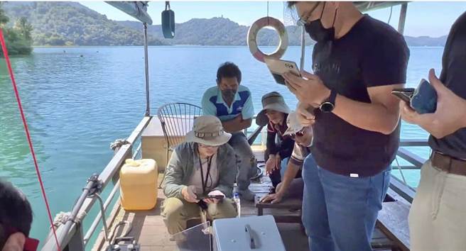 南投县府获赠送水下即时声纳，协助鱼虎防治人员在日月潭探测鱼球。（南投县府提供／杨静茹南投传真）