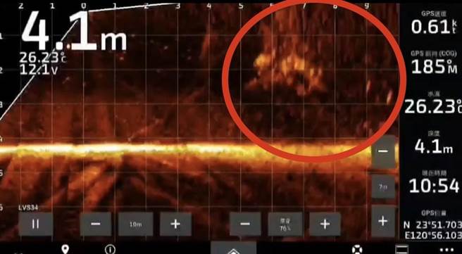 Garmin即时声纳，让鱼虎防治人员可立即知道潭面下的状态，迅速确实电捞鱼球。（南投县府提供／杨静茹南投传真）