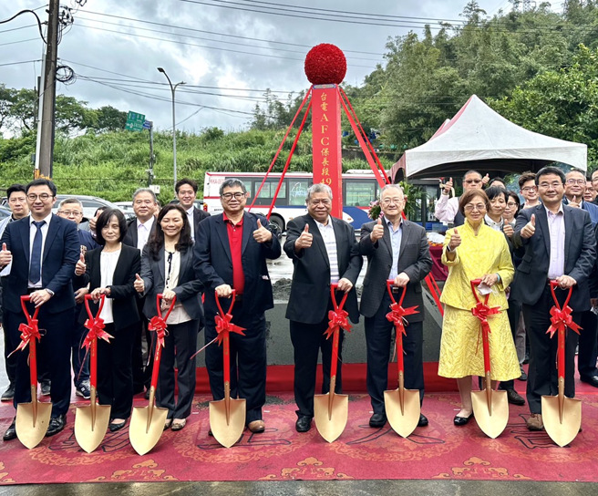 天宇工業自建首座AFC儲能案場今天在新北市汐止動工，董事長吳祖榆（右四）、總經理吳祖璋（右五）與合作夥伴合影。圖/天宇提供