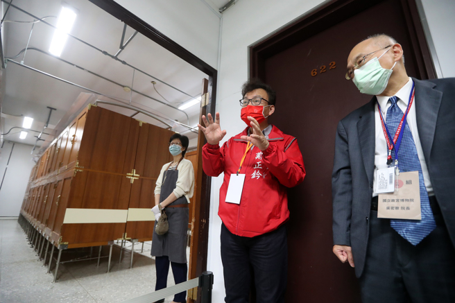 故宫发生文物毁损问题，引发关注。立法院教育及文化委员会7日前往故宫考察，故宫院长吴密察（右）陪同立法院教育及文化委员会召委郑正钤（右二）视察山洞库房、书画库房、铜器库房及修护室。（刘宗龙摄）