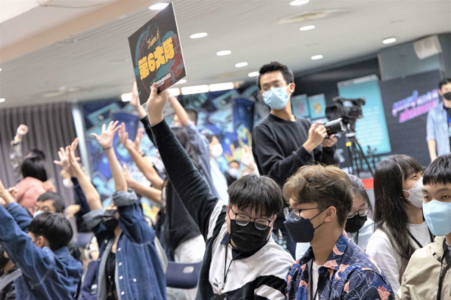 新世代青年城市论坛首场在永平高中登场，学生踊跃回答「新创艺、新媒体、新创业、新科技、新教育」快问快答。(照片/新北市教育局提供)