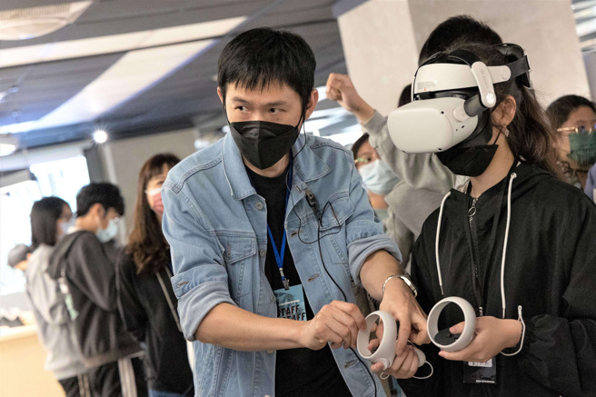 新世代青年城市论坛设置9个体验馆，新科技互动体验区中VR，带青年进入虚拟世界。(照片/新北市教育局提供)