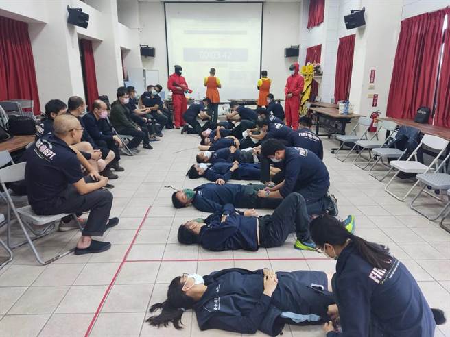台中市消防局第二大隊進行中級救護技術員複訓教育訓練，結合「魷魚遊戲」，達到寓教於樂效果。（第二大隊提供／陳淑娥台中傳真）