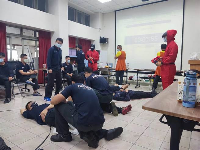 台中市消防局第二大隊進行中級救護技術員複訓教育訓練，結合「魷魚遊戲」，達到寓教於樂效果。（第二大隊提供／陳淑娥台中傳真）