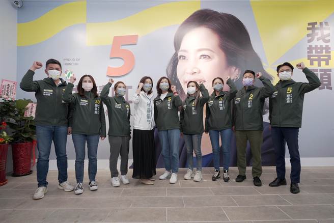 立委林静仪（左四）7日傍晚来力挺沈慧虹（左五），并与光荣车队在竹市街头高喊「包中、一定要赢！」。（陈育贤摄）