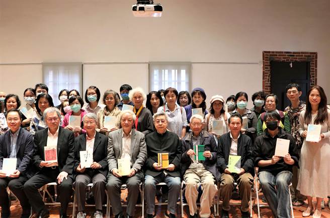 「台湾年度诗选40年联合座谈暨新书分享会」重量级大师特别齐聚五股守让堂。（新北市立图书馆提供）