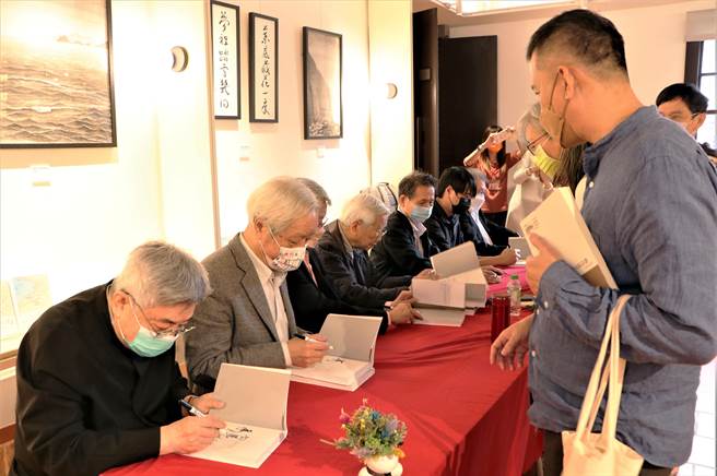 台湾「年度诗选」40周年签书会，民眾排队等候诗坛大师签名。（新北市立图书馆提供）