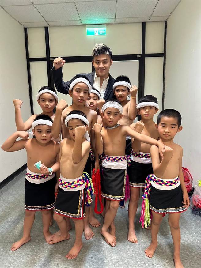 劉亮延與原住民小朋友合作演出。（伺動行銷科技提供）