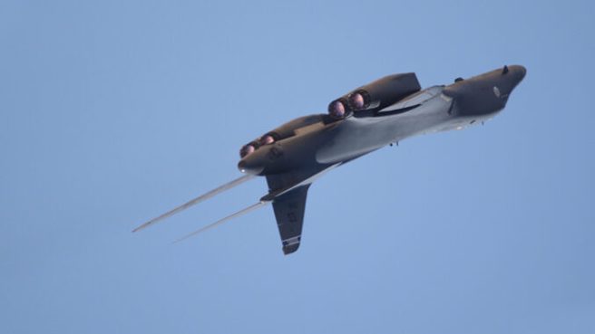 B-1B轰炸机表演了一段特技侧翻。(图/Youtube)