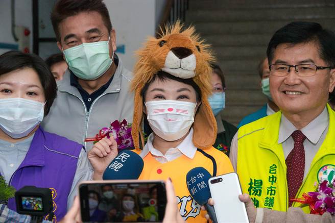 两年前卢秀燕穿中信兄弟球衣、戴上狮子头到梧栖区，参加中正、文化、安仁及中和等四里联合活动中心，开工动土典礼。(台中市政府提供)