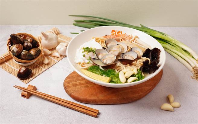 「蒜蒜蛤蜊锅烧意麵」汤头清甜，蒜香浓郁。(引引InnInn提供)