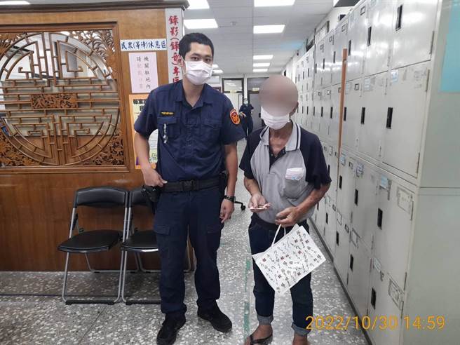 台中市警局第三分局正义派出所警员黄琨闳（左），热心协助董伯回家，欢喜落幕。（台中市警三分局提供／张妍溱台中传真）