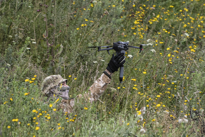 一名来自顿巴斯亲俄部队的士兵躲藏壕沟，正好被巡逻的乌克兰无人机发现，接连对他投下三枚小型炸药。
(示意图/美联社)  