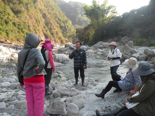 潘樵带领学员走读社区，广受欢迎。（潘樵提供／杨静茹南投传真）