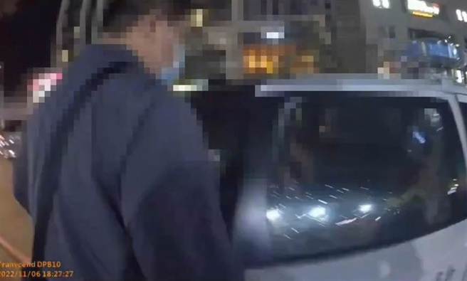 台北市万华警分局龙山所40岁陈姓员警，昨日下午5时45分在新店家乐福行窃。（警方提供／李奇叡新北传真）