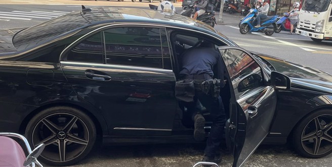 一名駕駛崩潰表示，某天開車上路時，竟連續被員警攔查3次，大嘆：「開C300錯了嗎」。（圖／翻攝自爆怨公社）