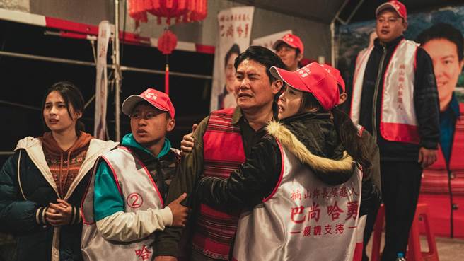 林亭莉（左起）、张祖钧、洪金辉及辛甘拍摄选举桥段的戏。（华映提供）