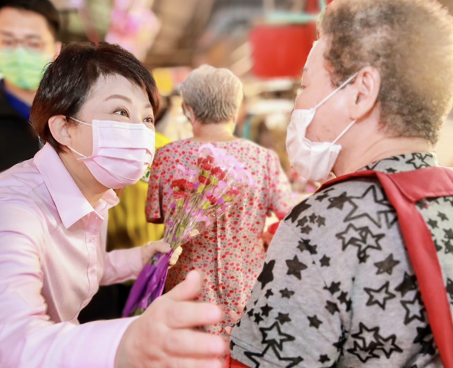 台中市长卢秀燕今（7）日就在脸书上PO出一张照片表示「谢谢你，疼惜秀燕」。（取自卢秀燕脸书）