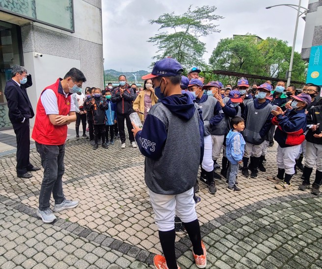 重光杯少棒赛主办单位财团法人陈重光文教基金会董事长陈炳甫（左红背心），带重光杯少棒赛选手们到猫缆，准备开始参访行程。（重光杯少棒赛提供）