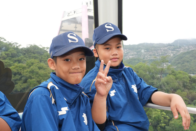 台东新生郭靖文（左）在猫缆上跟同学开心合照。（重光杯少棒赛提供）