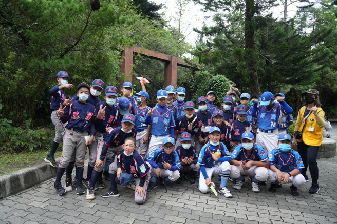 兴谷国小与三星国小在小猫熊园区前合影留念。（重光杯少棒赛提供）