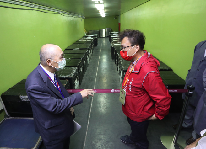 故宫发生文物毁损问题，引发关注。立法院教育及文化委员会7日前往故宫考察，故宫院长吴密察（左）陪同立法院教育及文化委员会召委郑正钤（右）视察山洞库房、书画库房、铜器库房及修护室。（刘宗龙摄）