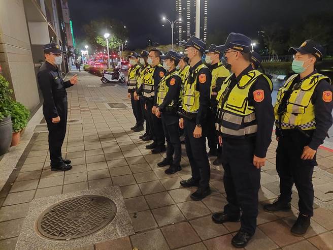 北市警大安分局動員警力，執行「清樓專案」搜查。（警方提供）